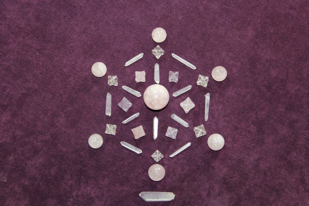  Love Grid – Hexagonul Ingrediente: - 1 sfera cuart roz – Cristalul Maestru - 6 sfere cuart roz - 3 merkabe cuart roz - 3 merkabe ametist - 6 merkabe cuart - 12 lasere lemuriene - 1 bagheta activatoare – laser lemurian 