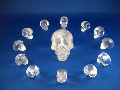 13 cranii de cristal