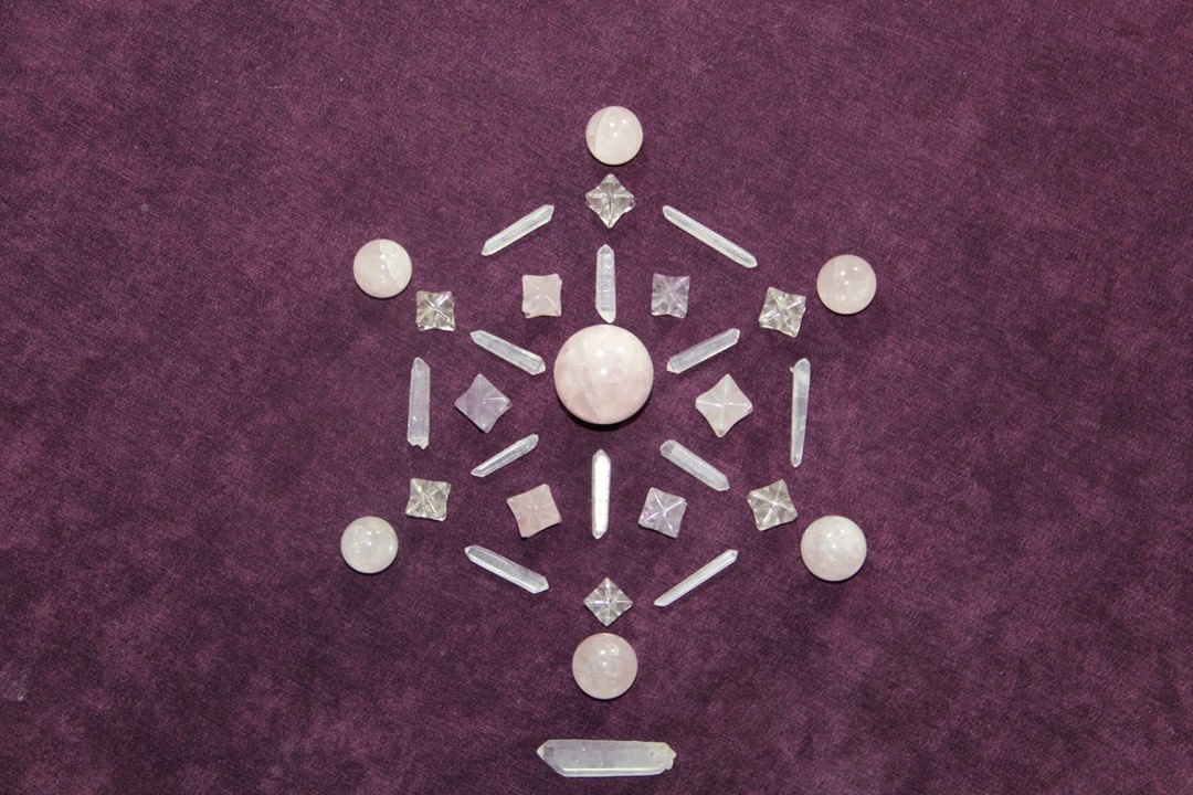 Love Grid – Hexagonul Ingrediente: - 1 sfera cuart roz – Cristalul Maestru - 6 sfere cuart roz - 3 merkabe cuart roz - 3 merkabe ametist - 6 merkabe cuart - 12 lasere lemuriene - 1 bagheta activatoare – laser lemurian