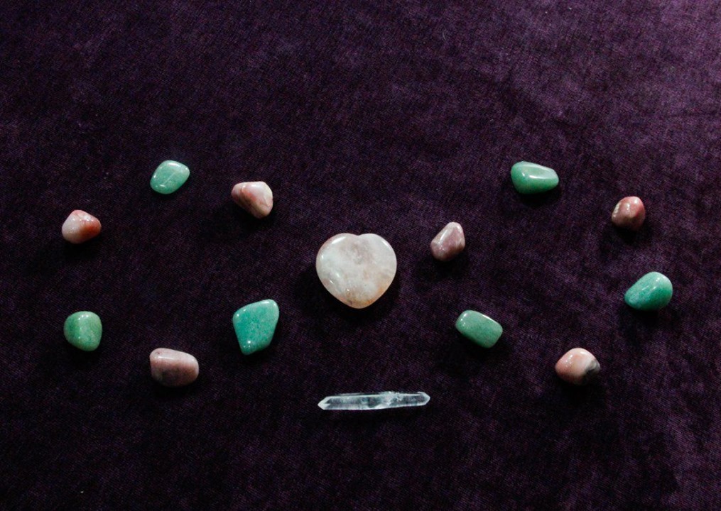 Love Grid – Infinitul Ingrediente: - 1 inima din cuart roz – Cristalul Maestru - 6 opale roz - 6 aventurine - 1 bagheta activatoare – laser lemurian