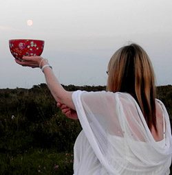 Invitatie: Acordaj gratuit la Divinul Feminin de la distanta – Trezirea Energiei Feminine – Binecuvantarea Mondiala a Pantecului cu Miranda Gray